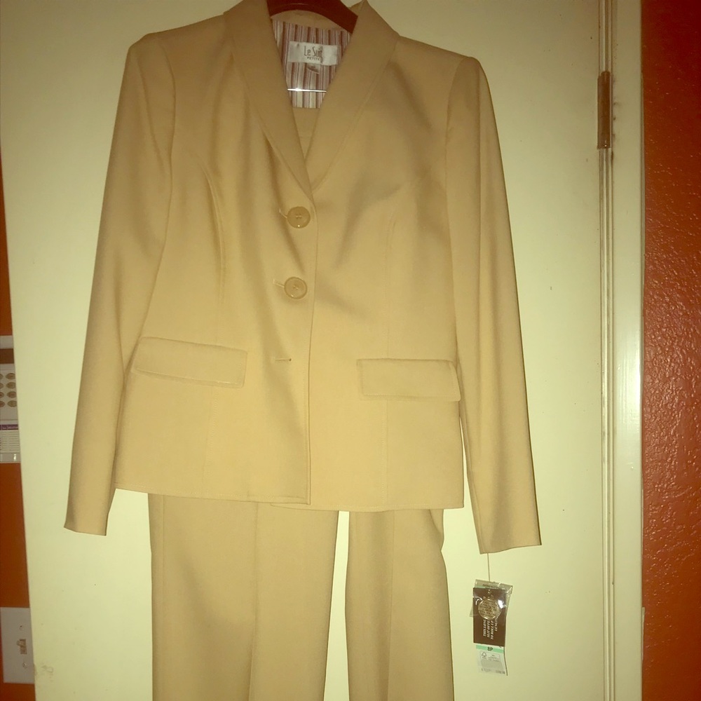 Womens suit fully lined